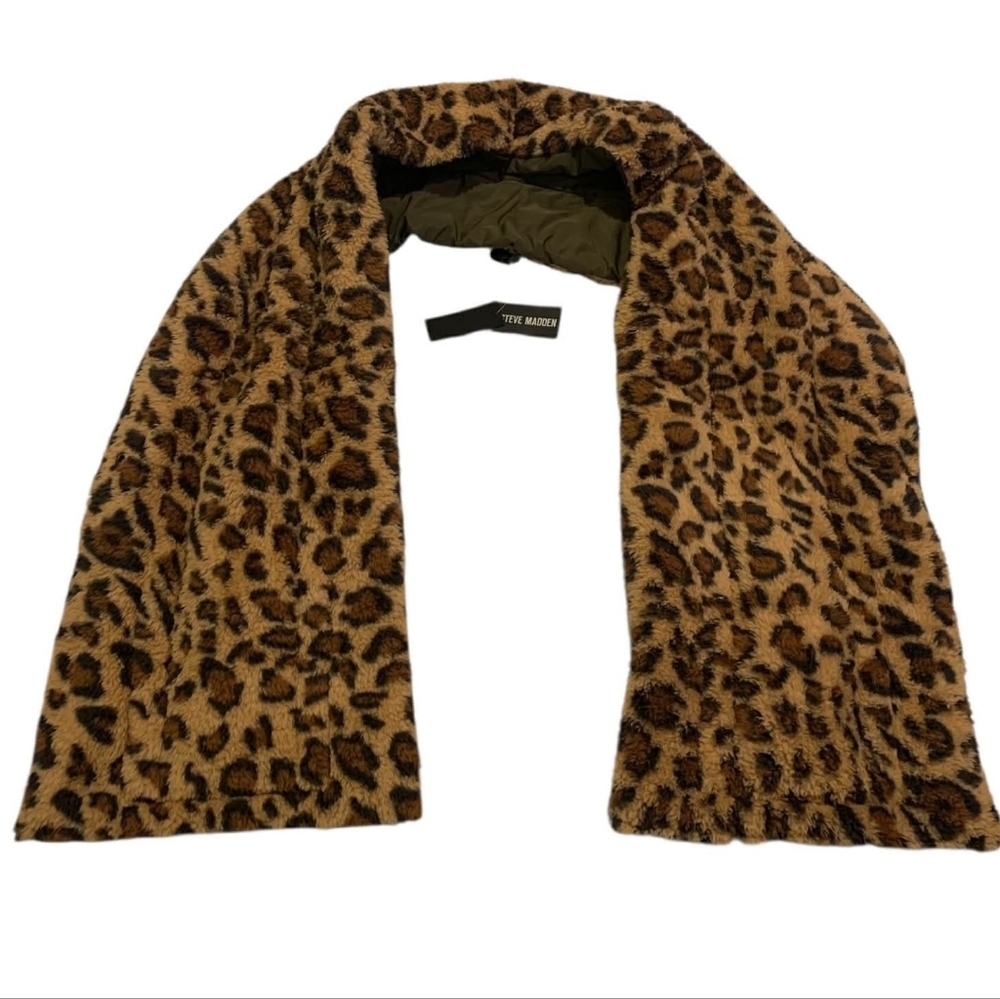 Steve‎ Madden NWT Fleece Lined Pocket Scarf Wrap Snap Close Animal Print OS New